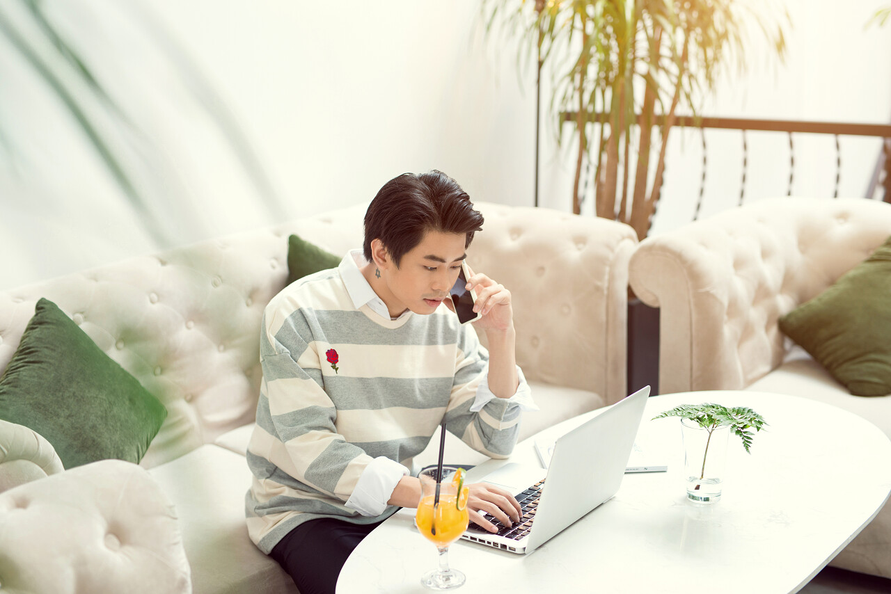 年轻的商人在咖啡店工作