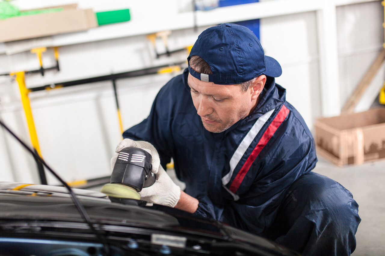 正在抛光的汽车