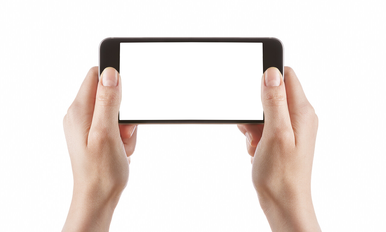 年轻姑娘手拿着黑色智能手机