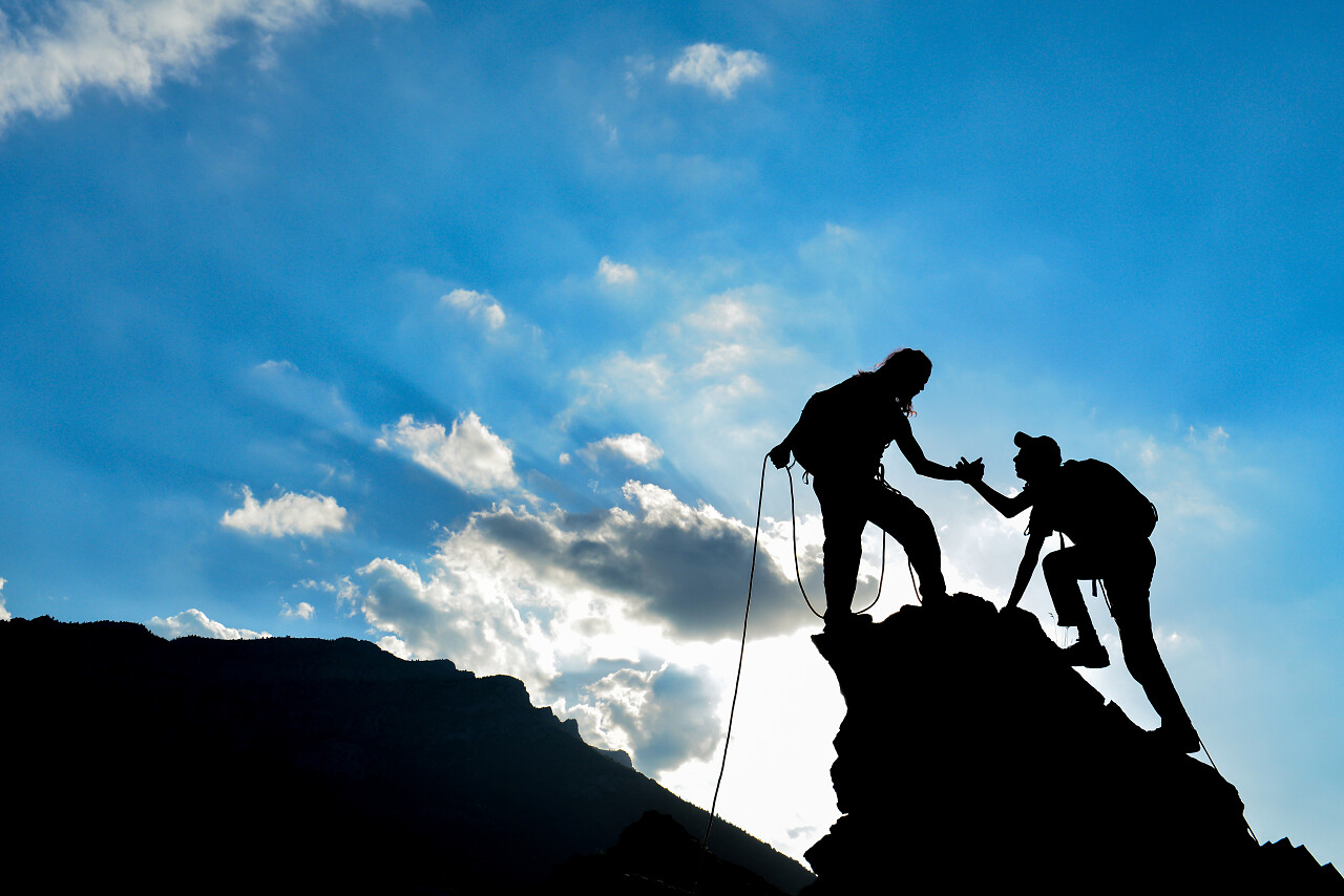 登山在岩石上的帮助及登山者的帮助挑战极限突破自我