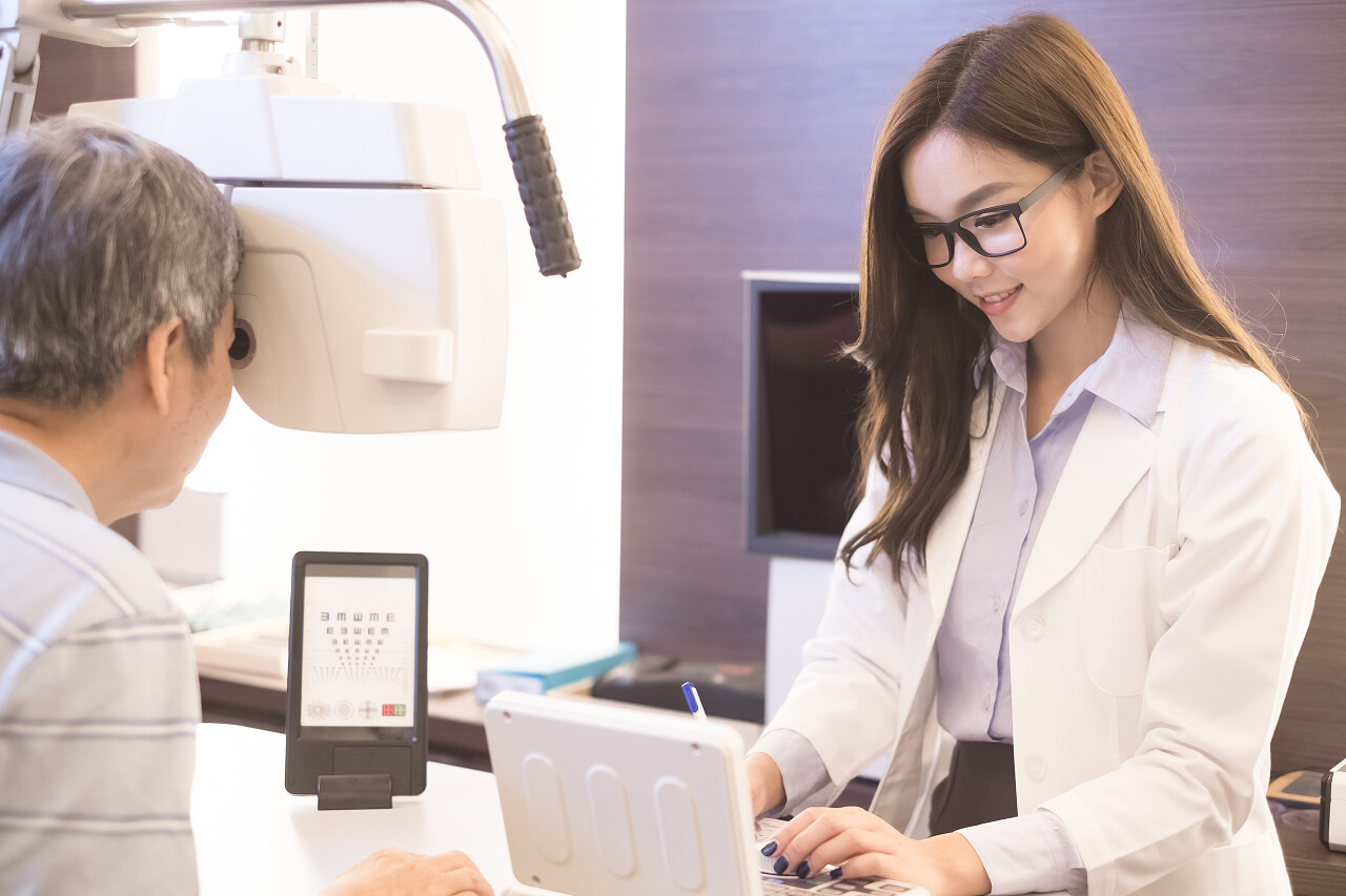 在店里检查眼睛测视力老人