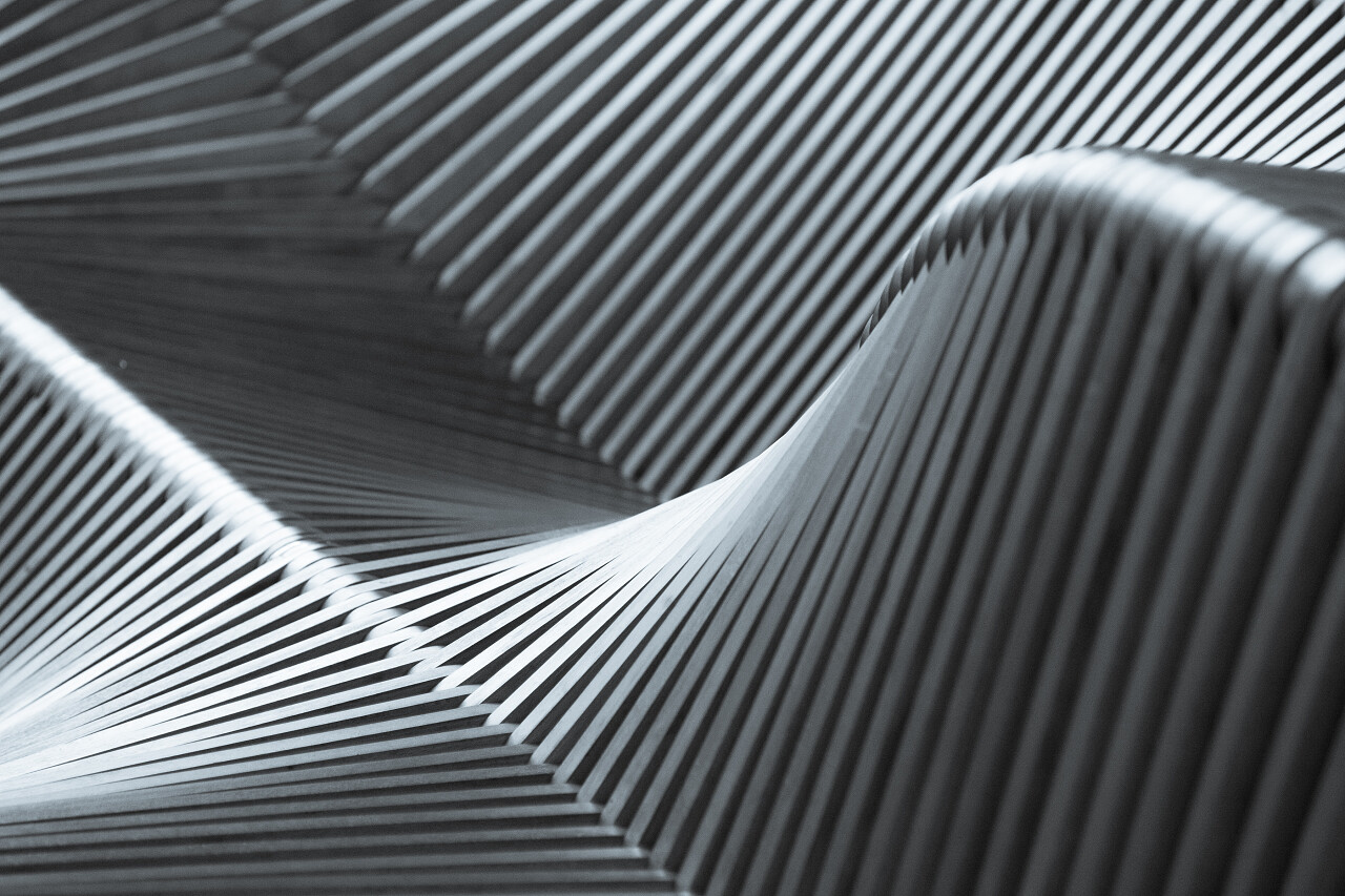 黑色和白色有光泽弯曲木结构在长椅上.