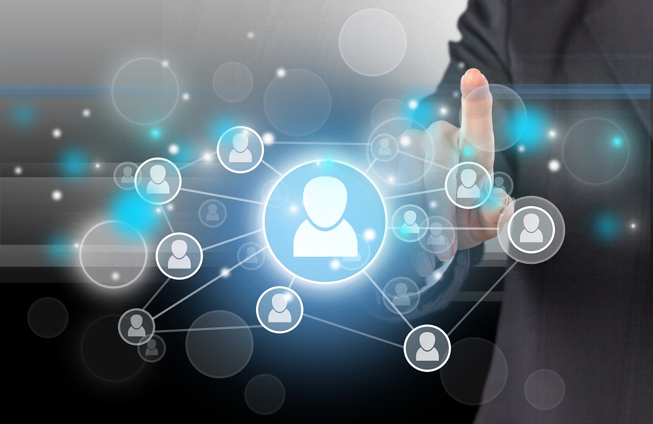 在背景上的数字图标的商人