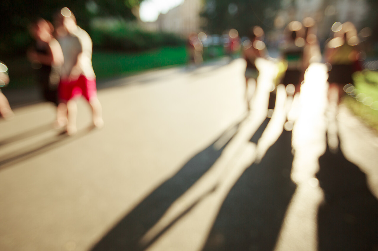 模糊与长长的影子魔术夕阳光人背景.运动健身户外跑步