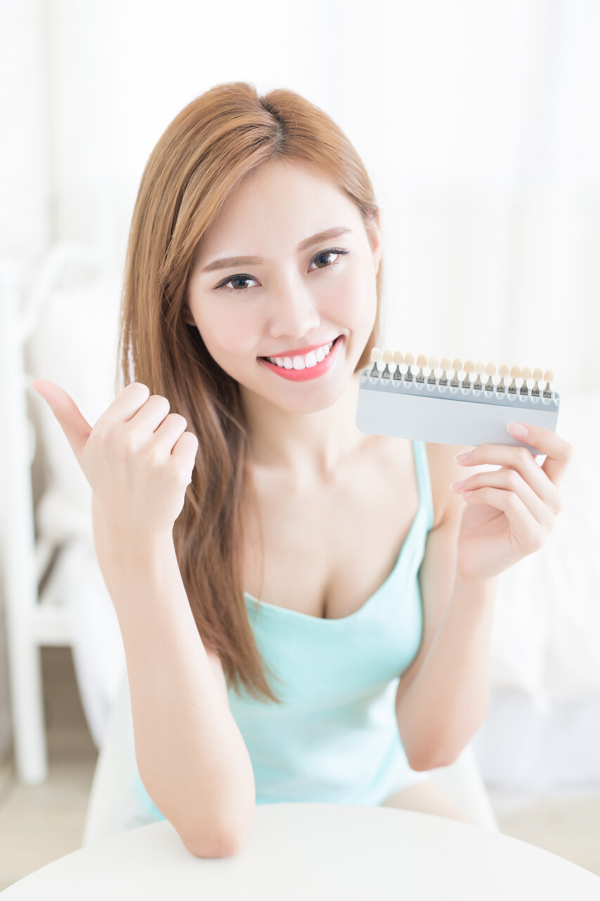 拿着调色板的女人点赞加油牙齿美白口腔牙齿口腔牙齿笑脸笑容点赞手势