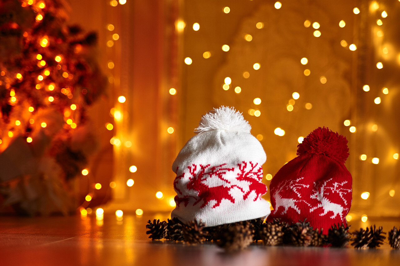 在新年灯饰的背景上用鹿来编织帽子元旦庆祝活动