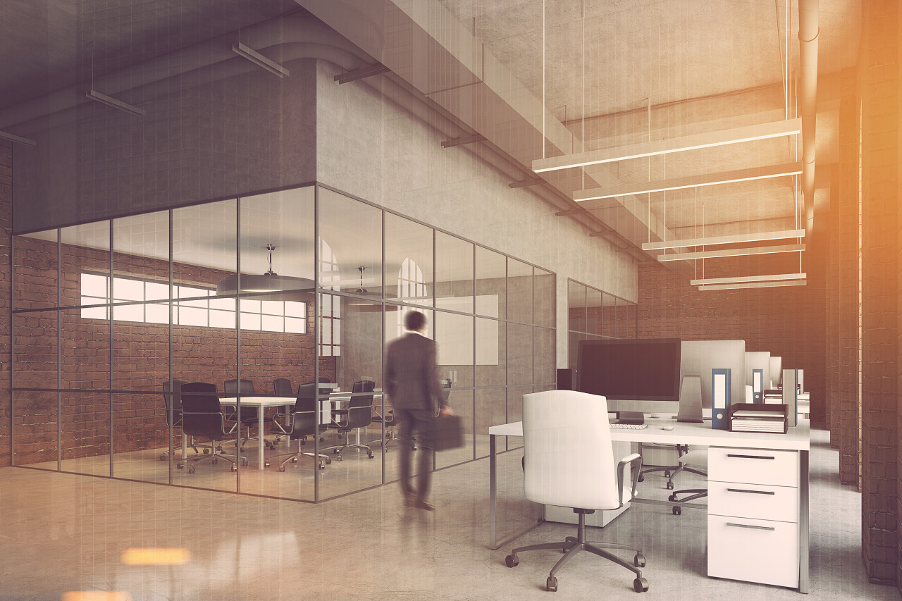 开放式空间办公室内部有砖和玻璃墙