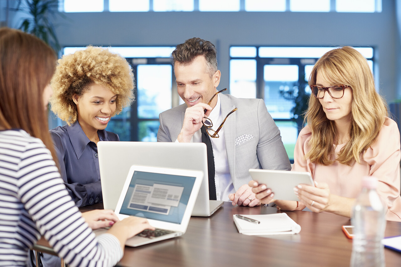 一个商业管理和年轻的同事一起工作的新项目