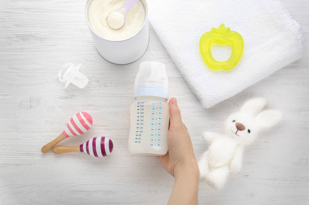 背景奶瓶的婴儿配方奶粉