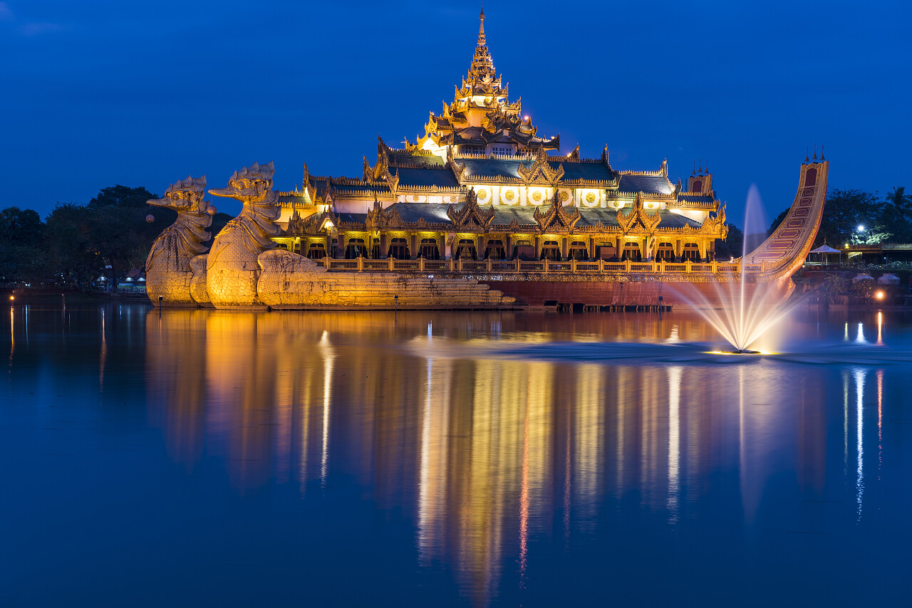 湖上的金色宫殿黄昏时分缅甸仰光缅甸旅游