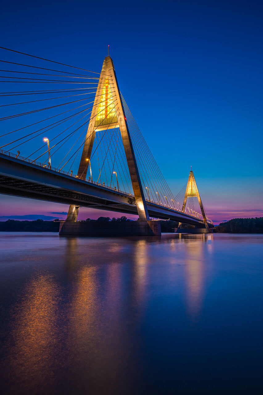 匈牙利布达佩斯多瑙河在蓝色小时多彩晴朗的夜空照亮大桥