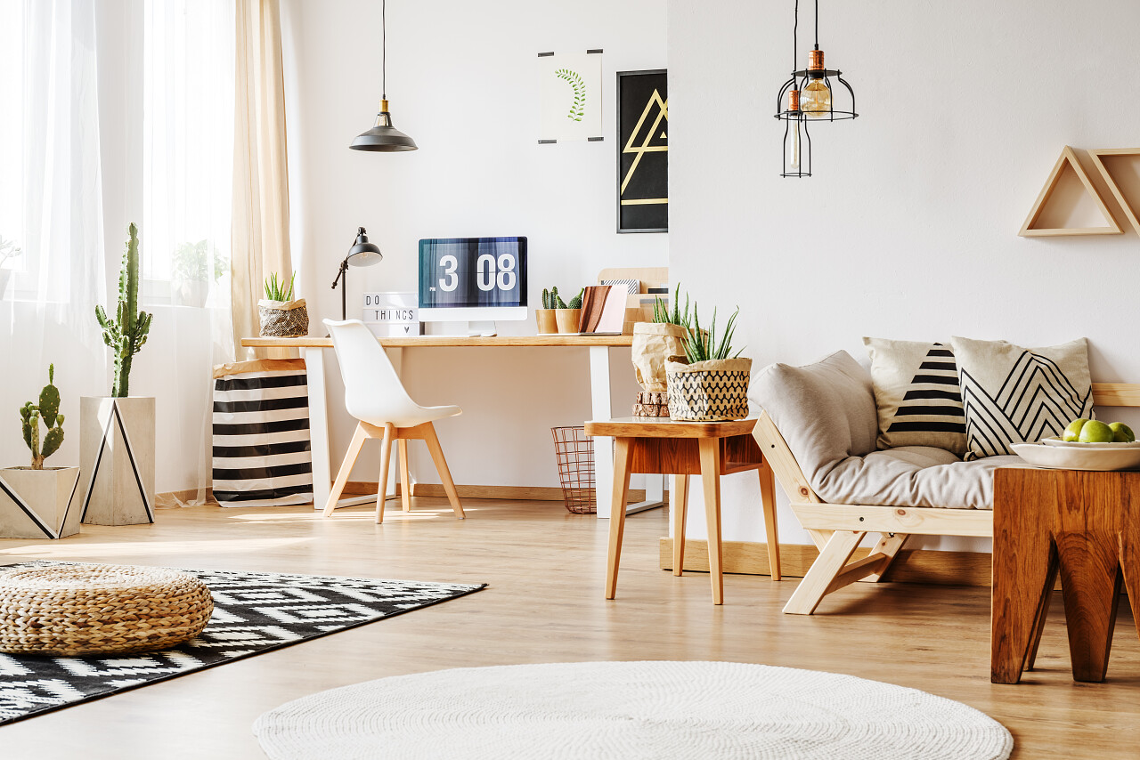 回家工作区是白色的墙壁、，搭配木制家具 十分舒适