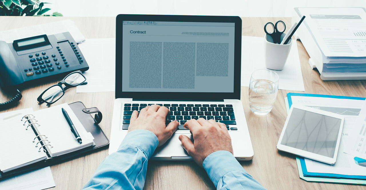 打工人正在用笔记本电脑在办公桌前工作, ,