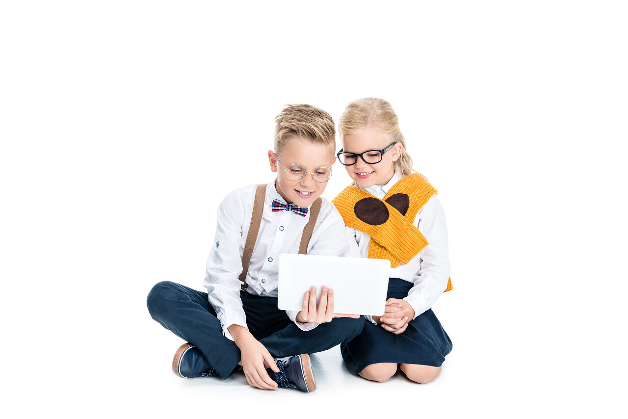 可爱快乐的孩子在使用数字平板电脑看视频学习励志