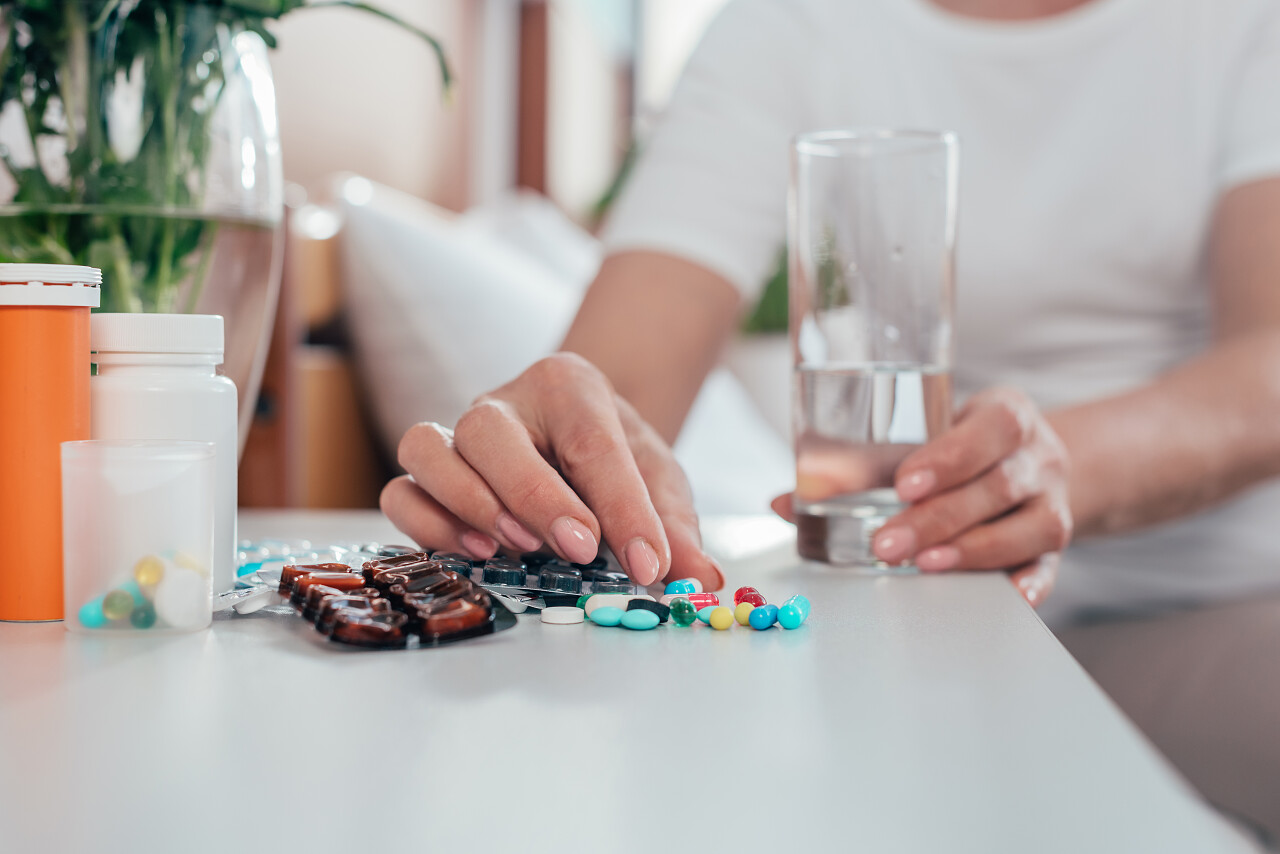 女子在医院吃药