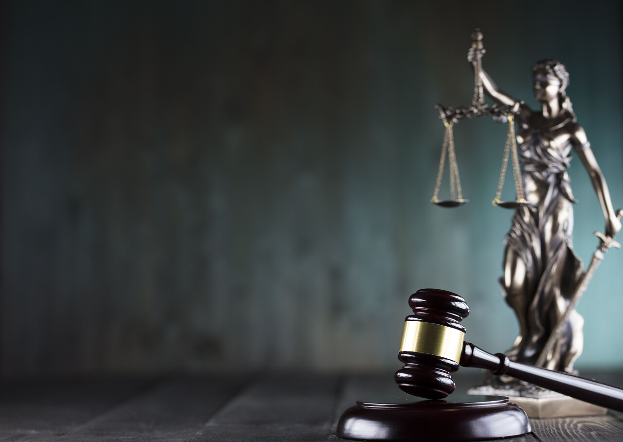 司法和槌在绿色背景上的雕像