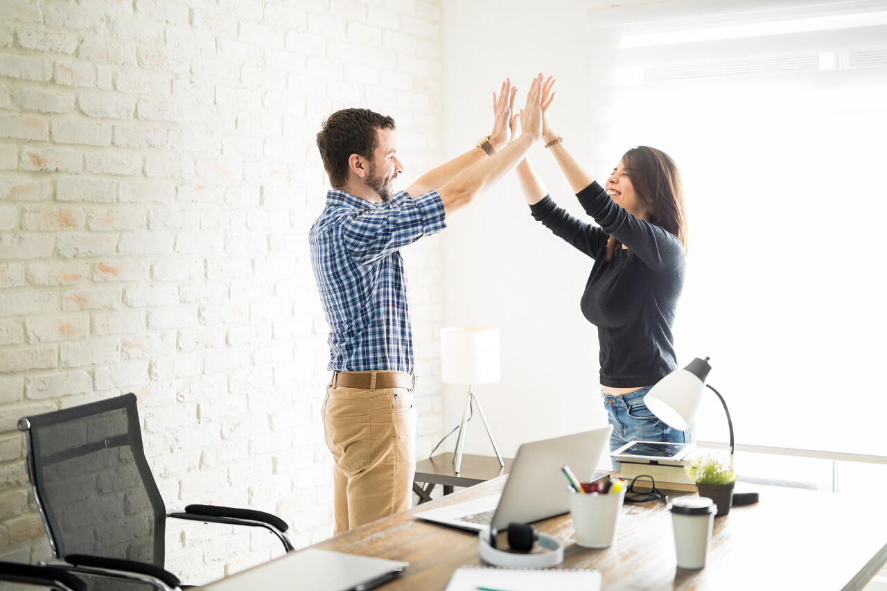 激动的西班牙裔女人给高五至她的同事做了不少工作后