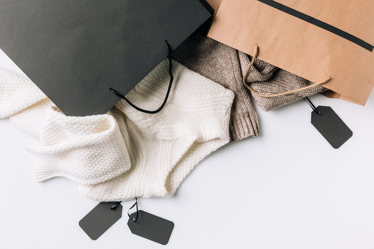 白色的购物袋里衣服和空白标签