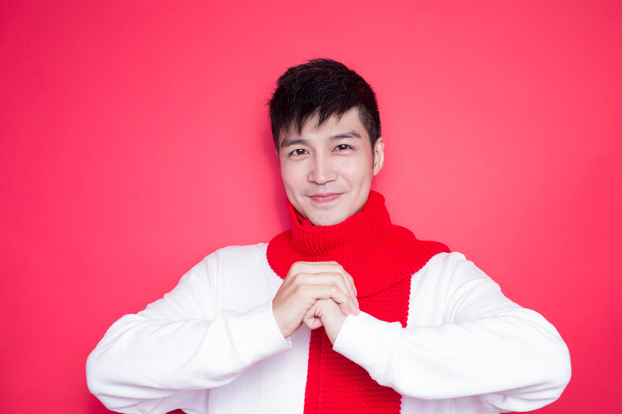 红色背景下的农历新年男子新年习俗拜年