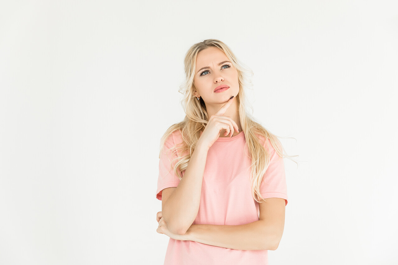 美丽沉思的年轻女子思考