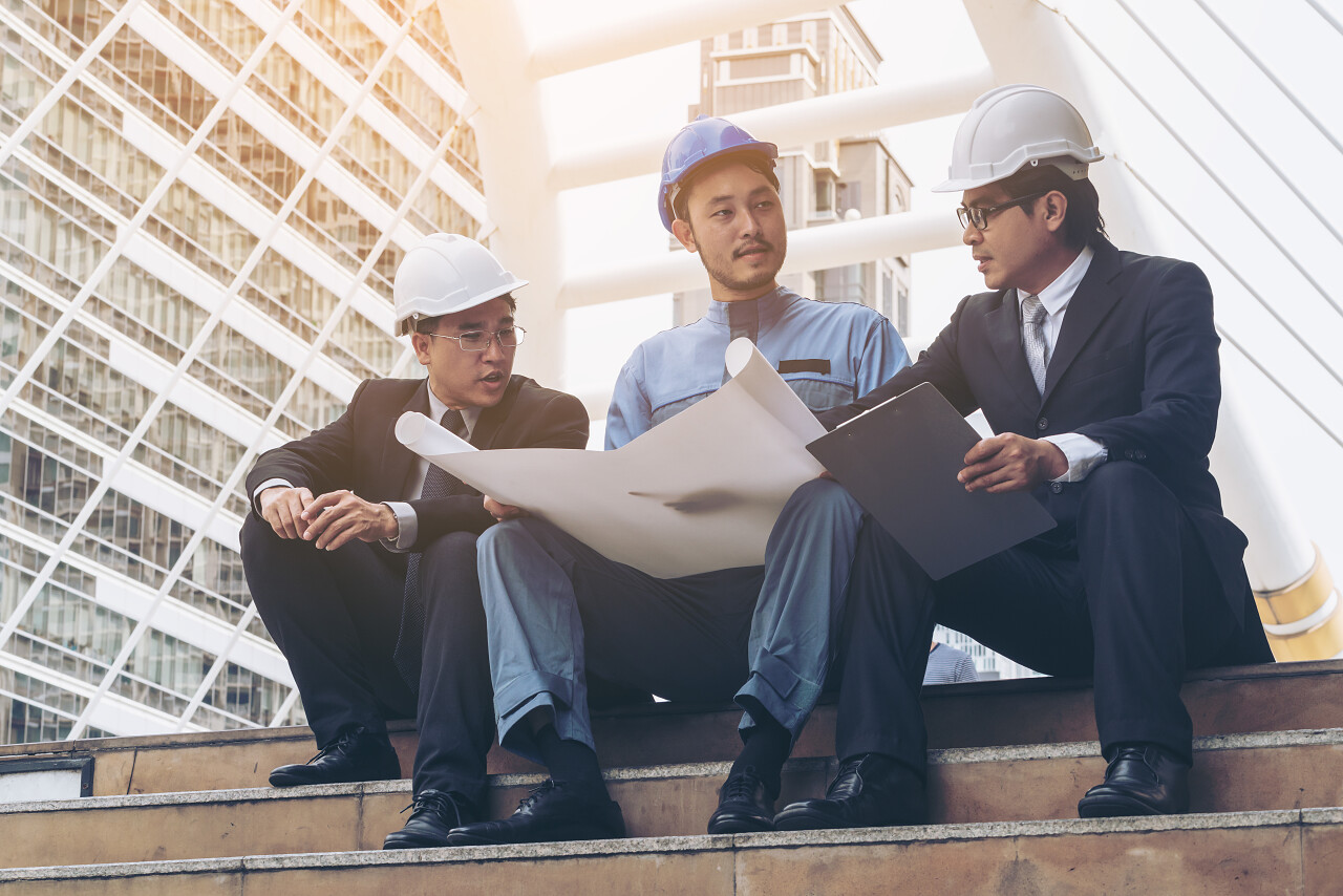 工程师架构师业务人探讨工程图纸