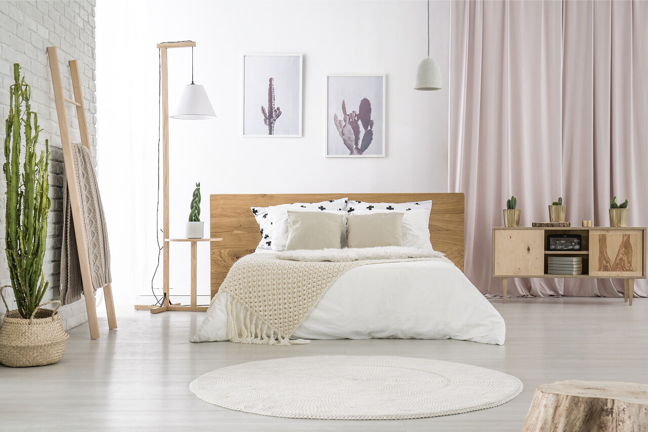 室内白色的墙壁与大床