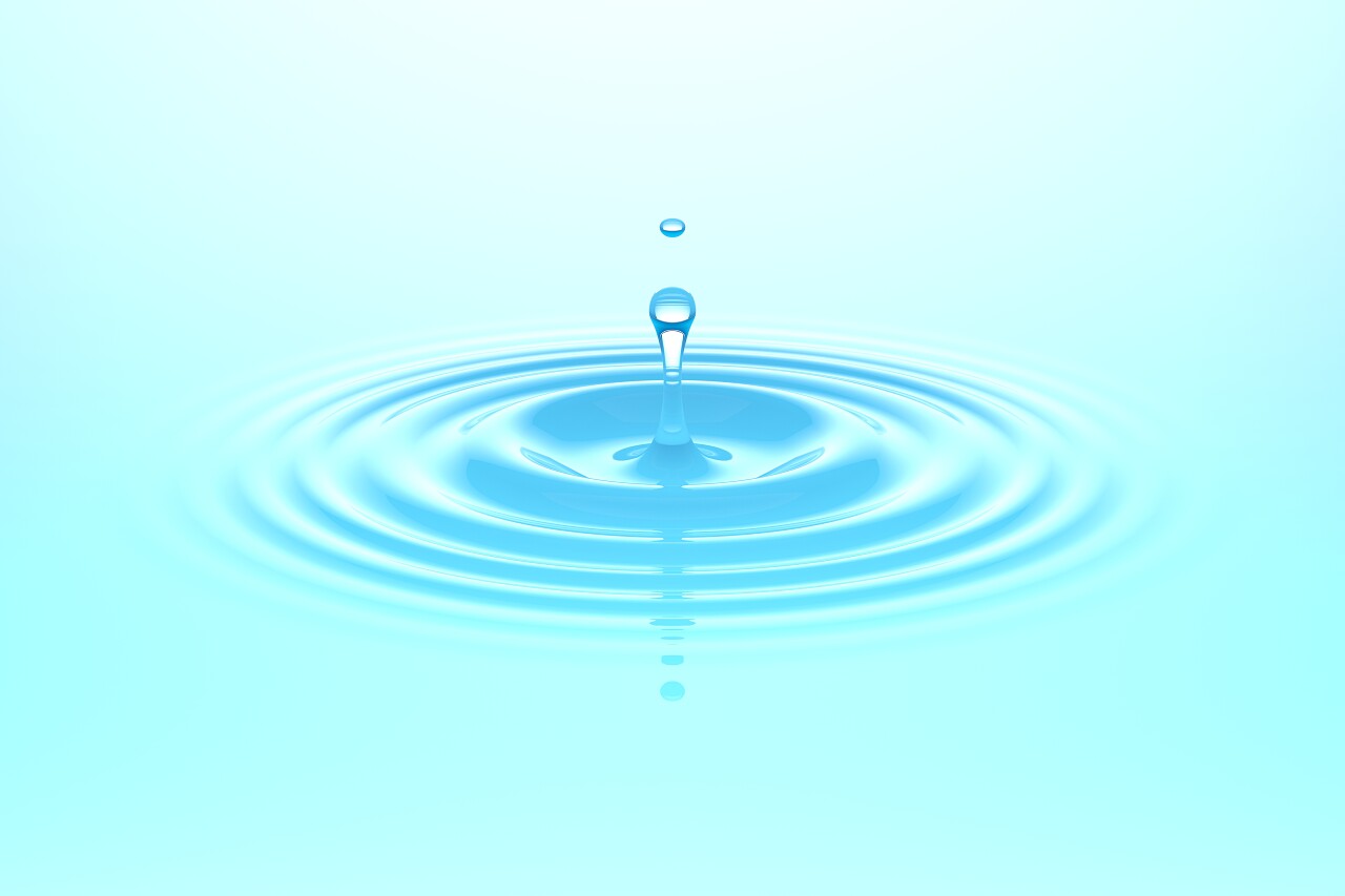 水滴或雨滴落在水面上液体波纹飞溅节水宣传周世界节水日