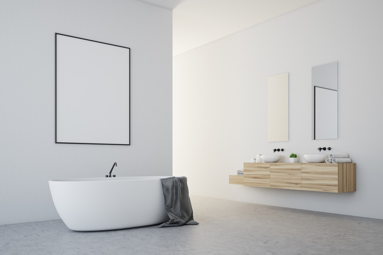 白色浴室内有一个浴缸镜子和墙上的框架