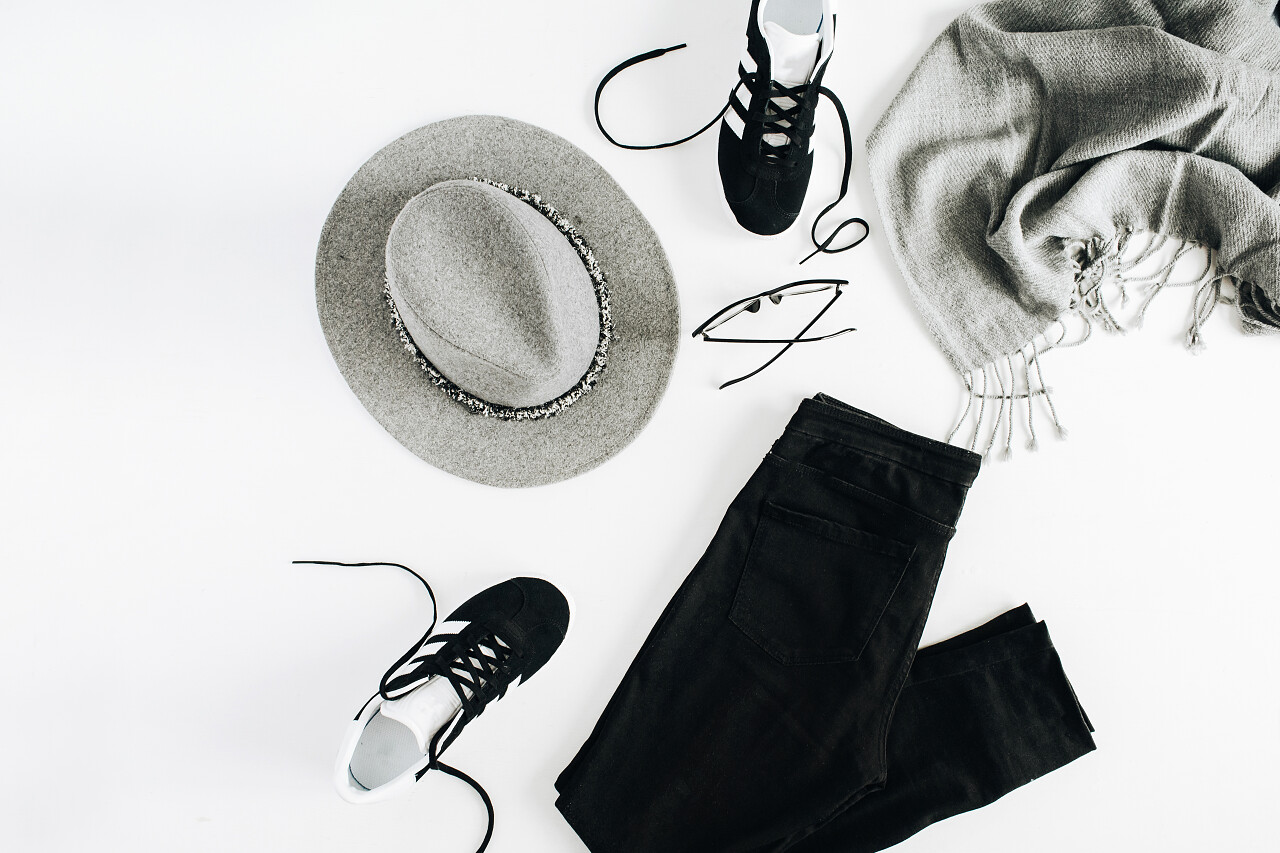 女性时装冬季服装和配件拼贴白色背景