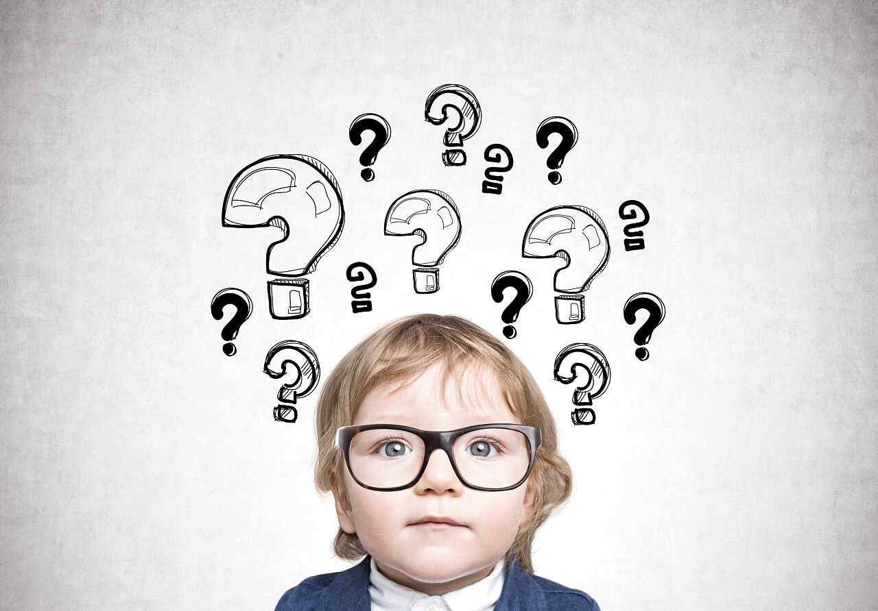 一个严肃的男孩穿着一套西装和眼镜思考焦虑困扰糊涂