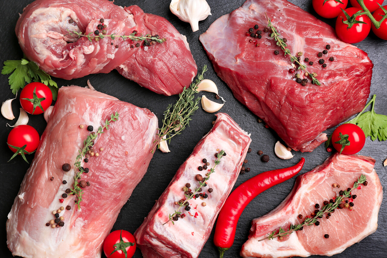 不同肉类的厨房桌子上的碎片