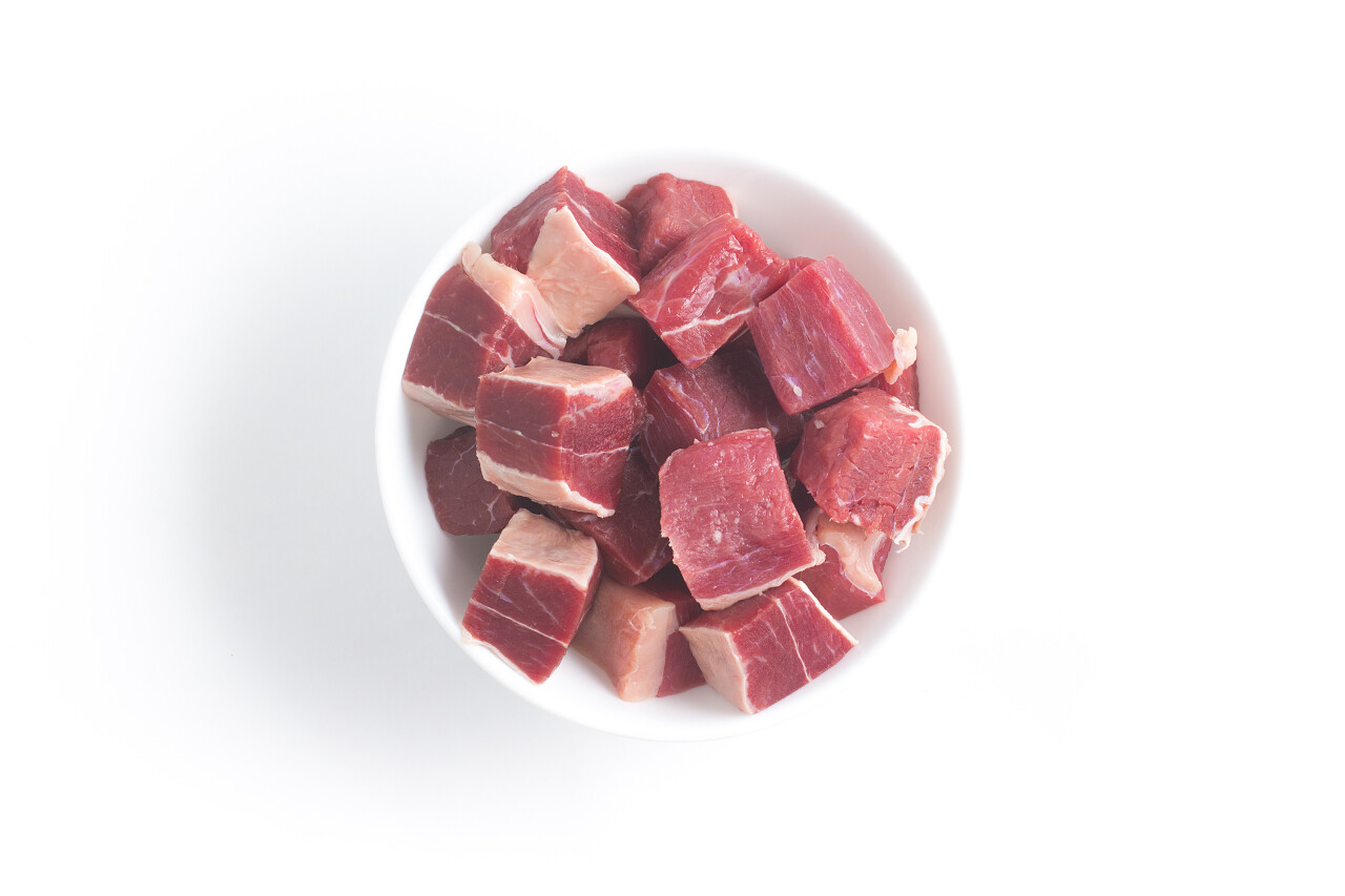 牛肉巴西肉酱拉古纳赛卡在白色背景的碗中