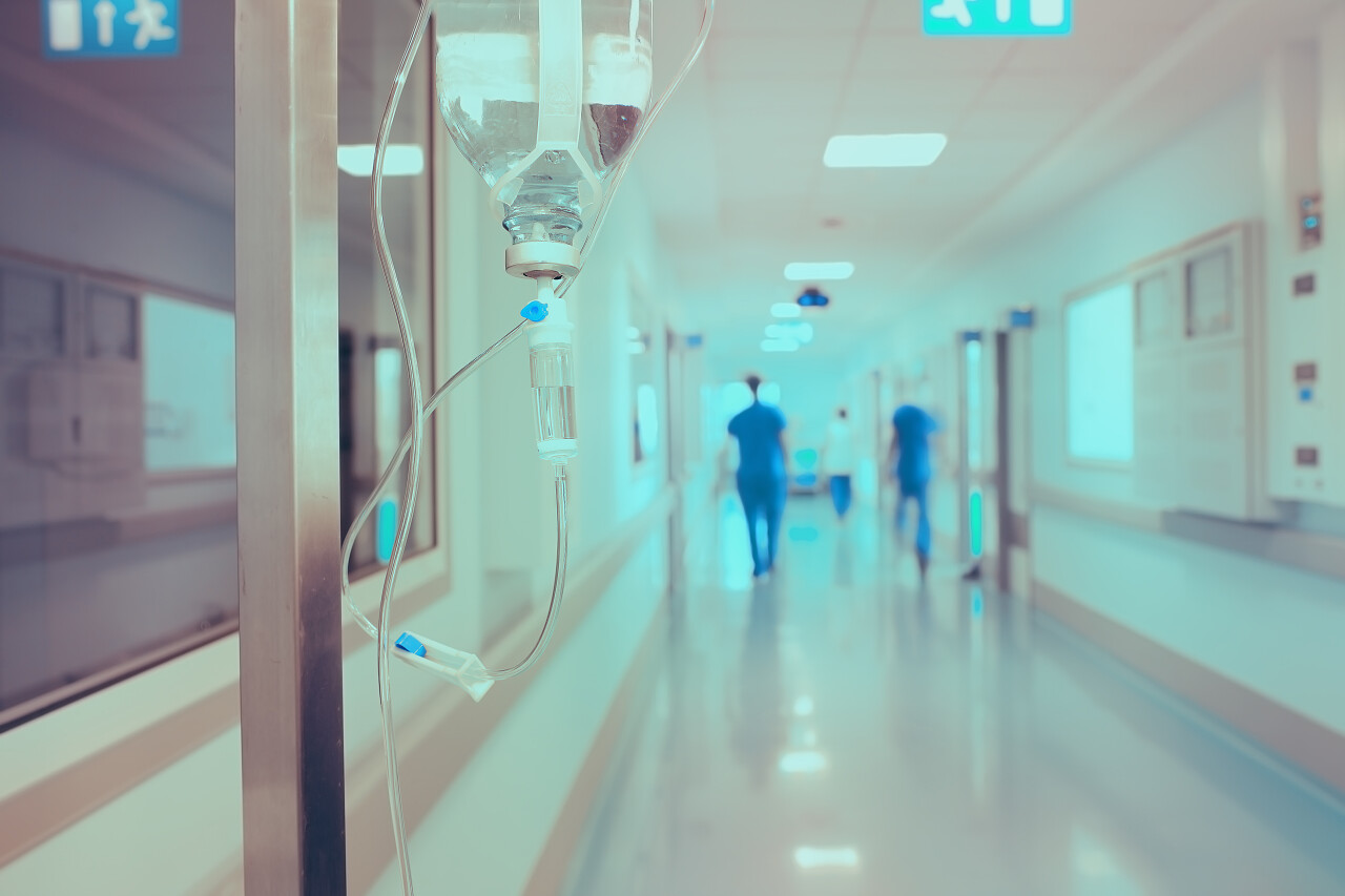 医务人员在医院里步行滴灌的背景.