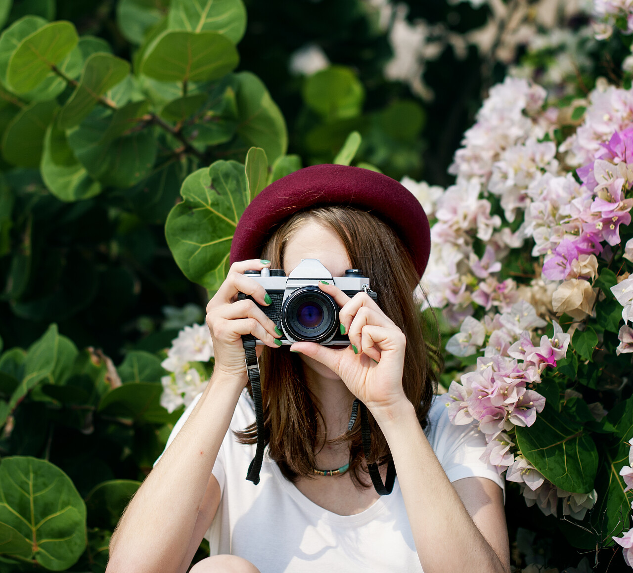 妇女做相片在复古相片照相机