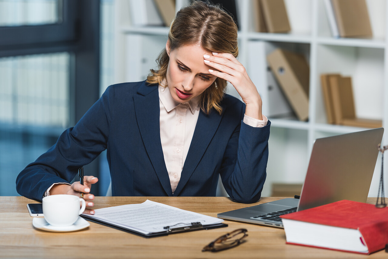 疲惫的律师在办公场所做文书工作的肖像