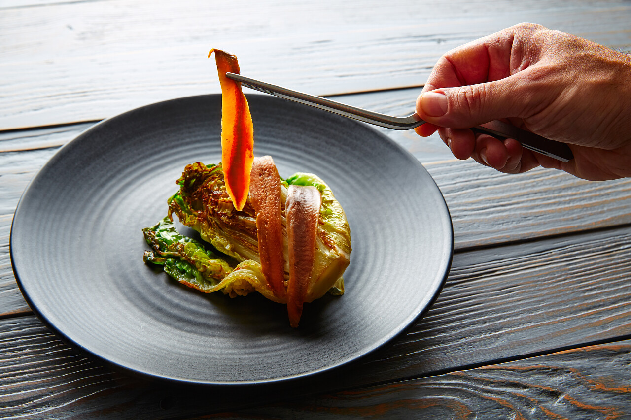 坎塔布连凤尾鱼菊苣厨师手准备