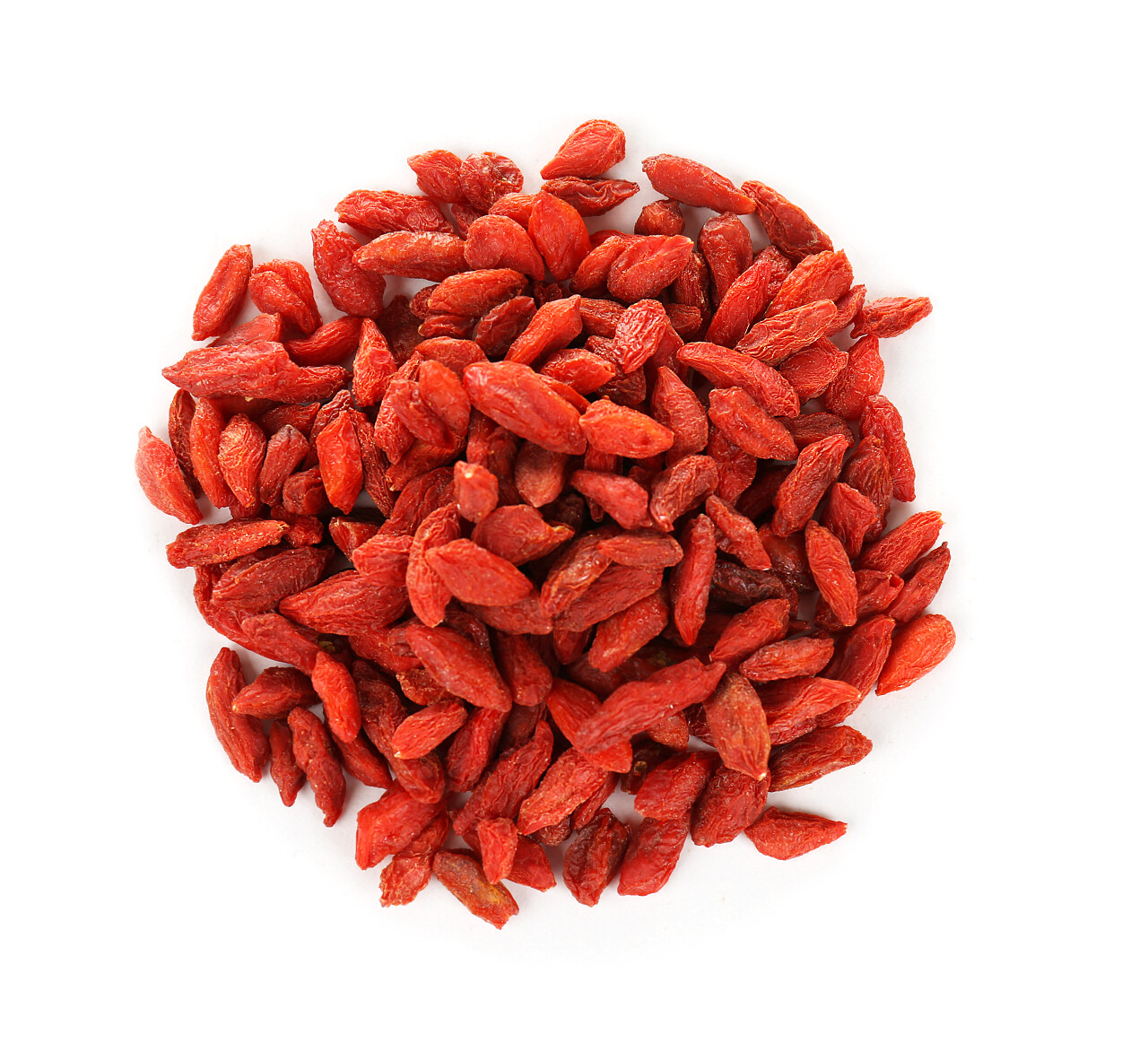 白色背景上的红色干的枸杞果