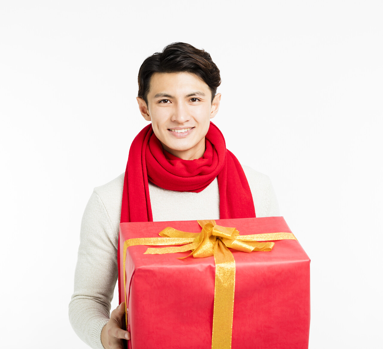 展示圣诞礼物的快乐年轻人买年货年货节