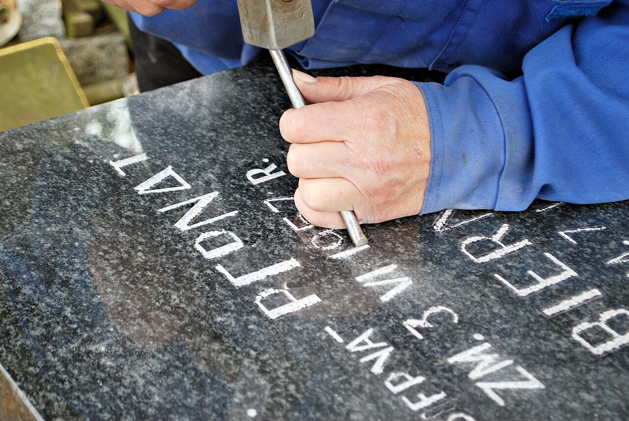 用凿子在石头上雕刻