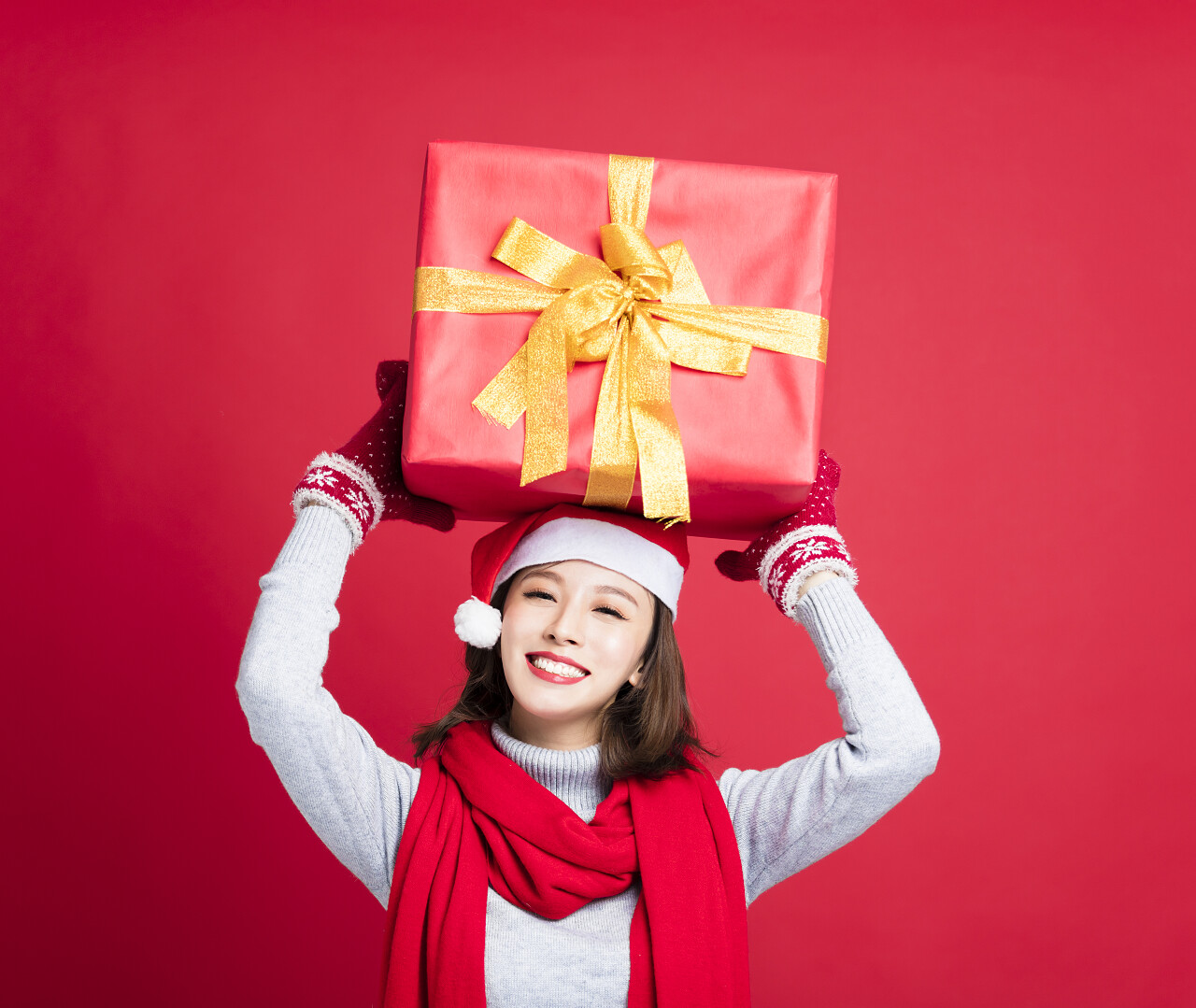 幸福的女人展示圣诞礼物