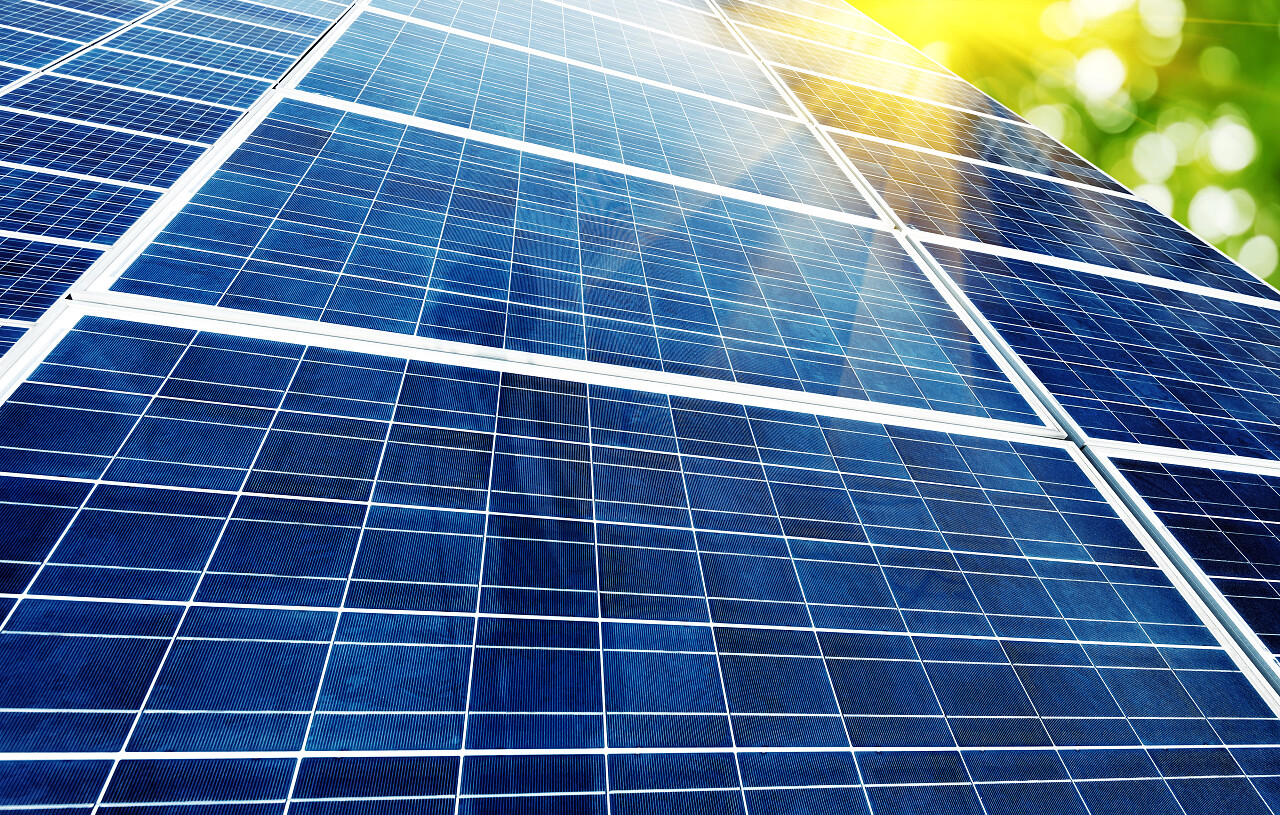 多个太阳能电池板无污染的绿色能源基地.