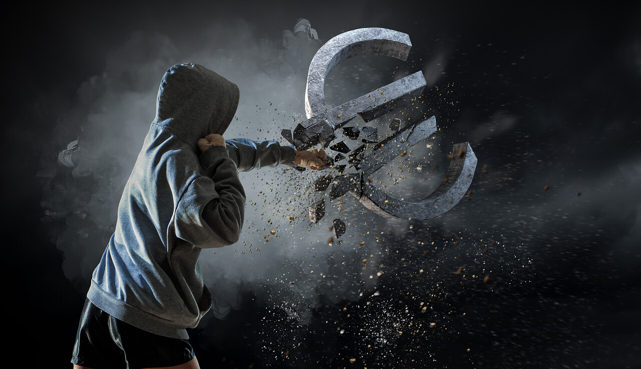 年轻女子拳击手破石头欧元符号拳击手健身运动拳击