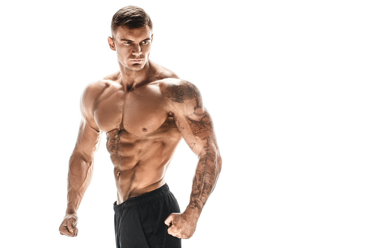 纹身肌肉超高水平帅乔装在白色背景上孤立的工作室