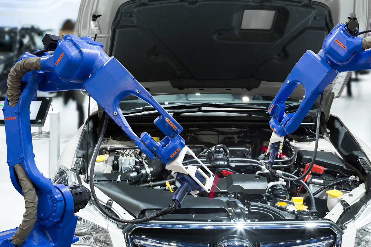 自动机器人扫描汽车部分引擎智能工厂