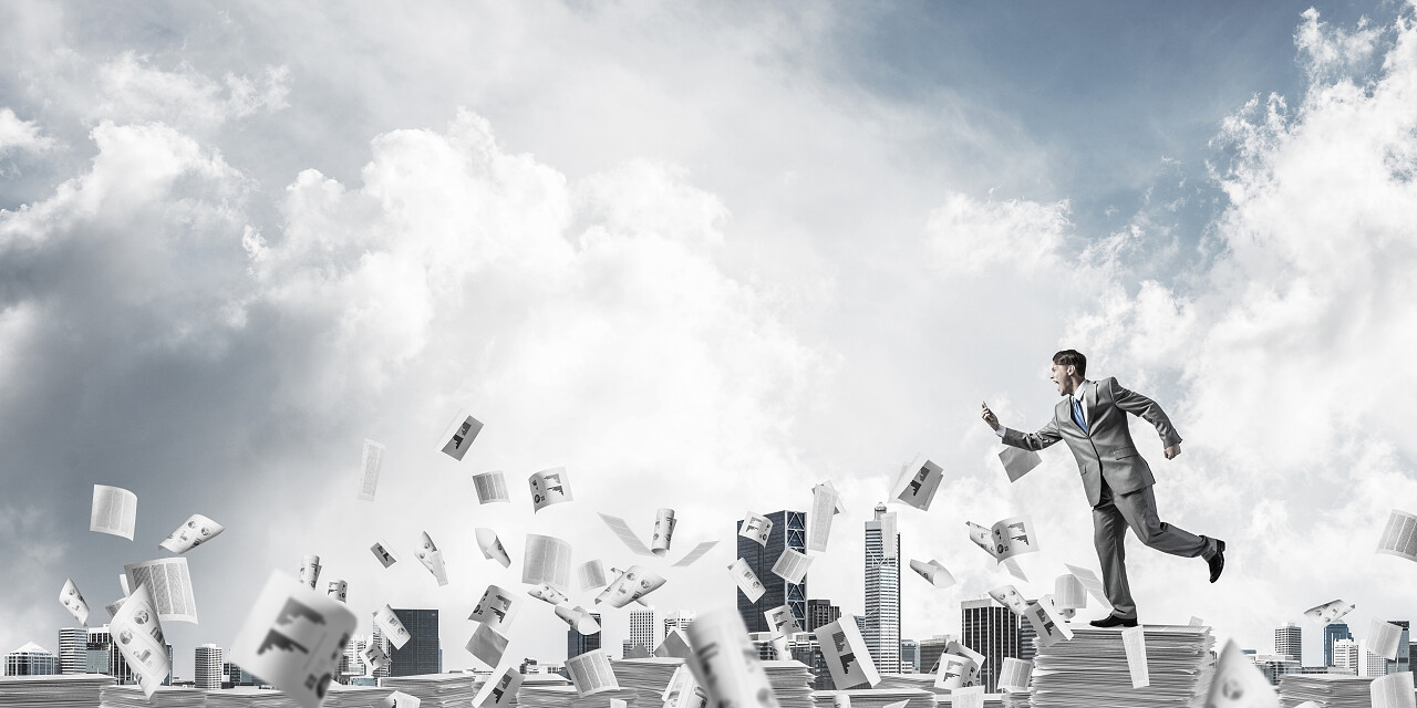 运行与手机在手之间飞纸质文献的云雾的天空背景上的西装的商人