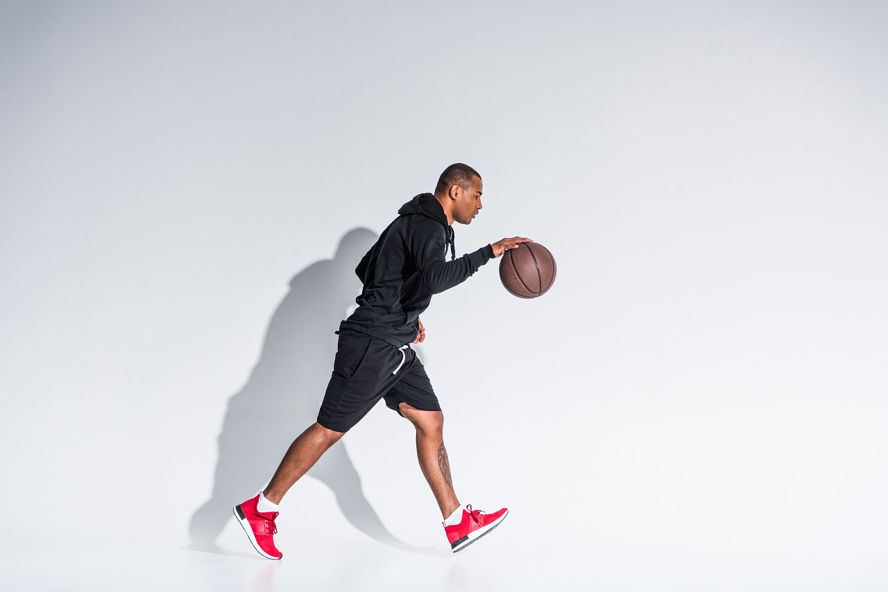 非洲裔美国运动员打篮球侧面照片参考