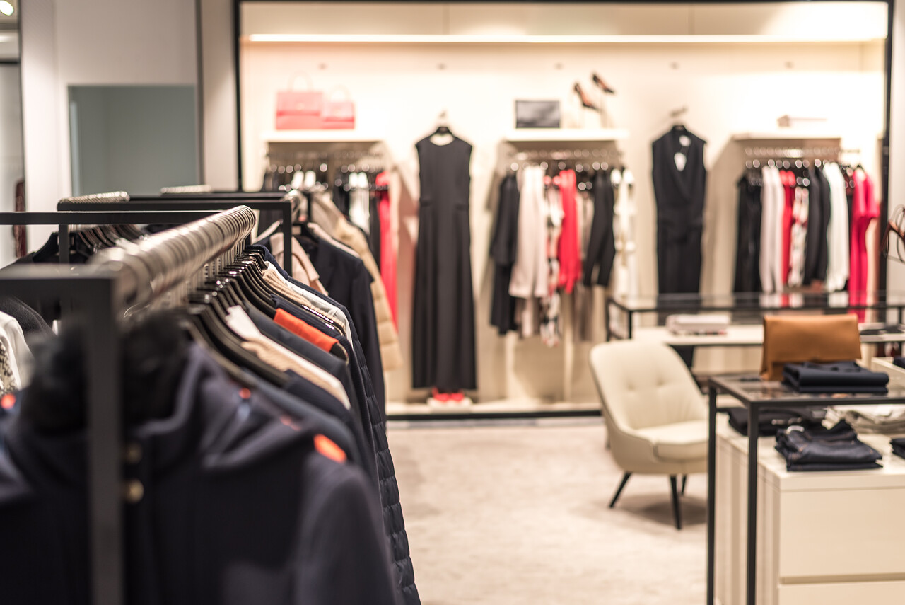 百货商店中的品牌服装店