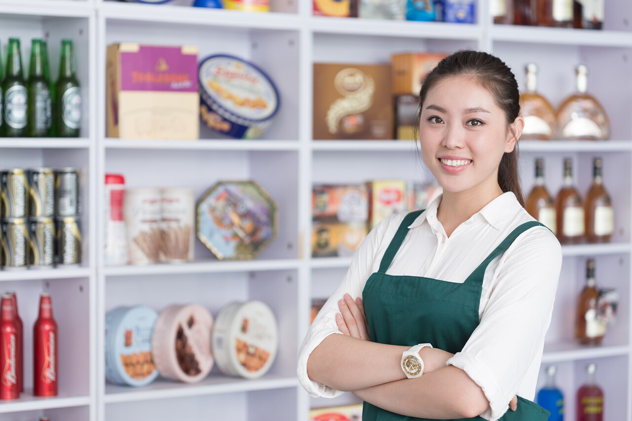 年轻漂亮的女性在零售业员工