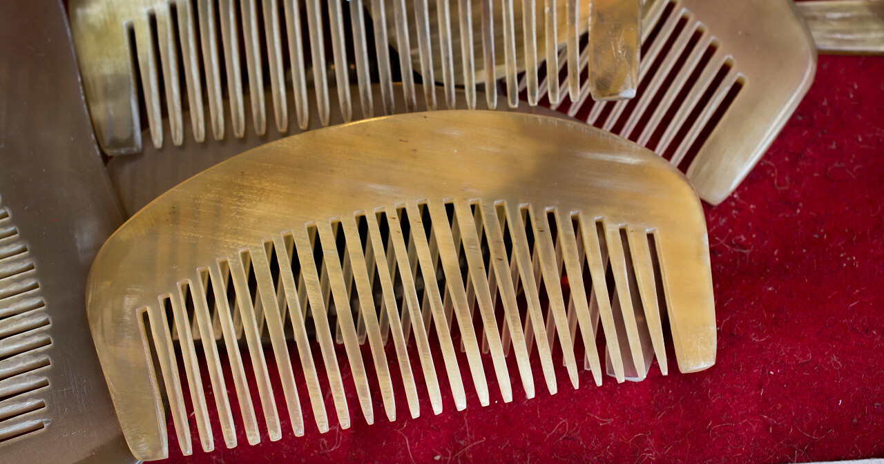 一套全新手工做的角梳子