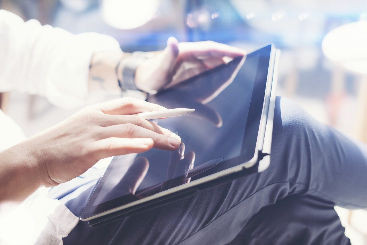 使用电子笔和数字平板的男人手部特写